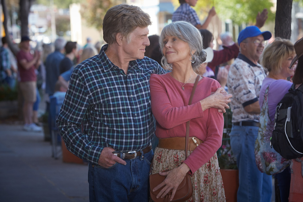Robert Redford in rolul lui Louis Waters si Jane Fonda in rolul lui Addie Moore se imbratiseaza in timp ce merg pe strada in „Our Souls at Night”. 