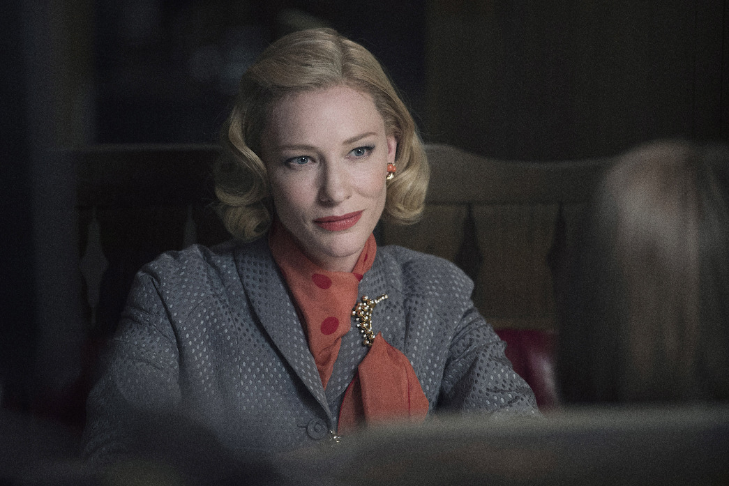 Cate Blanchett in rolul lui Carol Aird poarta o jacheta gri in „Carol”.